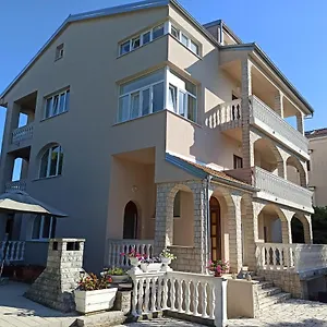 apartments-rea-malinska.primorje-gorskikotar.com/